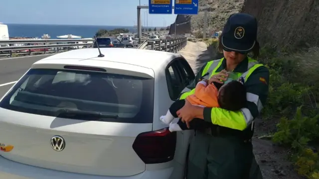 Una Guardia Civil del subsector de tráfico de Las Palmas, da de comer a un niño cuyo padre sufrió un amago de infarto al volante y su madre sufría un ataque de nervios.