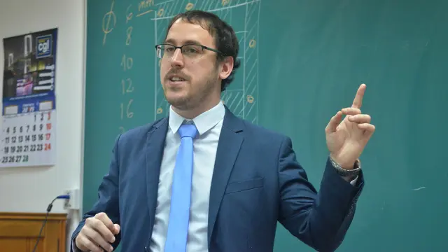 David Ostáriz durante una de sus charlas a alumnos en La Almunia de doña Godina.