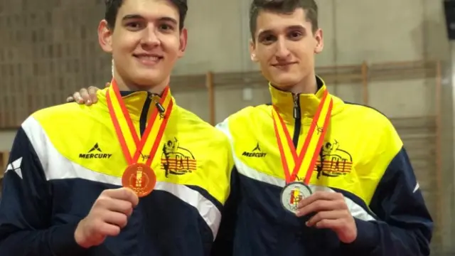 Antonio Artal y Adrián del Río, con las medallas del campeonato de España de taekwondo.