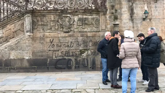 Pintadas contra los Borbones, la iglesia y Vox en la Catedral de Santiago
