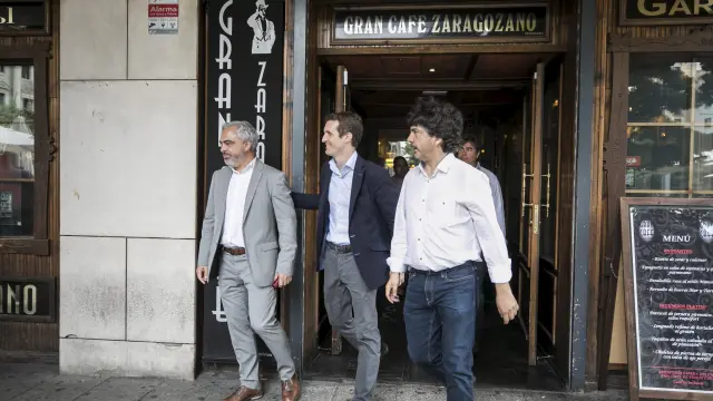 Mario Garcés (derecha) y Pablo Casado (centro), en Zaragoza con motivo de las primarias del PP.