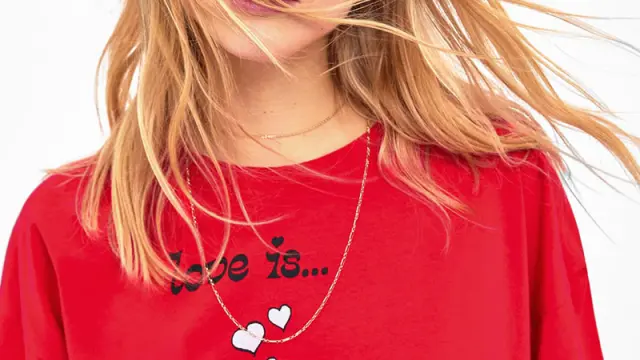 Camiseta 'Love is' de Zara.