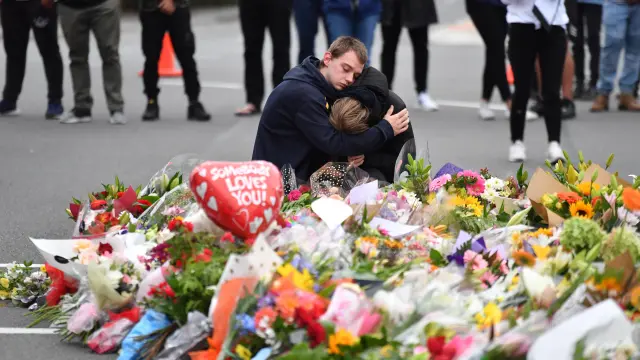 AAP. Christchurch (New Zealand), 16/03/2019.- Members of the public mourn at a flower memorial near the Al Noor Masjid on Deans Rd in Christchurch, New Zealand, 16 March 2019. A gunman killed 49 worshippers at the Al Noor Masjid and Linwood Masjid on 15 March. The 28-year-old Australian suspect, Brenton Tarrant, appeared in court on 16 March and was charged with murder. (Atentado, Terrorista, Nueva Zelanda) EFE/EPA/MICK TSIKAS AUSTRALIA AND NEW ZEALAND OUT At least 49 people killed in terrorist attack on two mosques in Christchurch, New Zealand