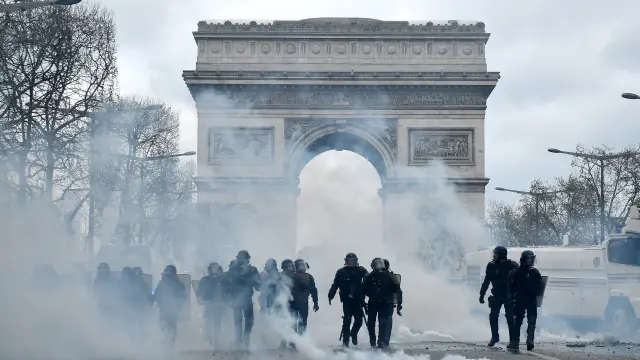 Nuevos disturbios entre policías y 'chalecos amarillos' en París.
