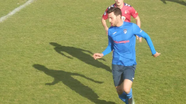Un jugador del Utebo conduce en balón ante la presión de un rival del Calamocha.