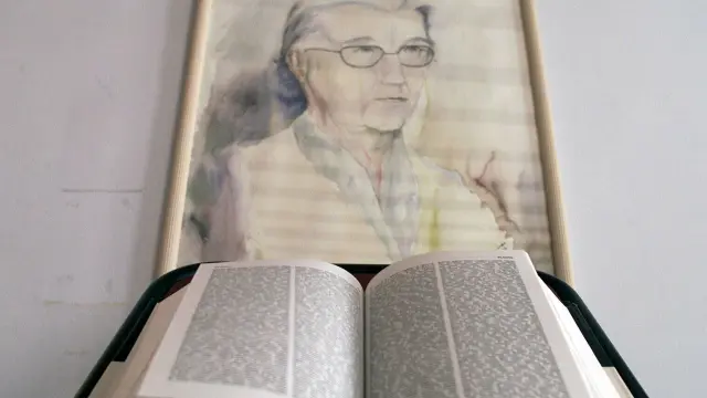 Un retrato de María Moliner junto a un ejemplar de su Diccionario, en la Biblioteca de Paniza.