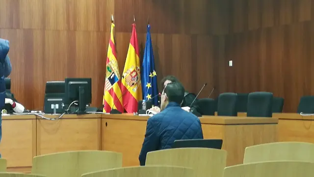 Monsef A, acusado de agresión sexual y robo, en la Audiencia Provincial de Zaragoza.