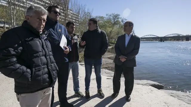 Samper, Alcubierre, Valero, Roche y Gómez, ayer en la ribera del Ebro en Zaragoza