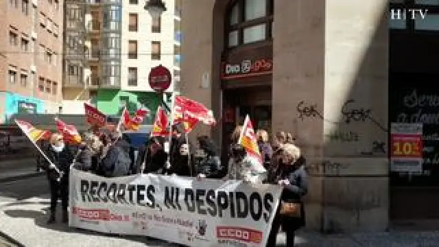 Una treintena de trabajadores se han concentrado a las puertas de un supermercado DIA de Zaragoza para protestar por el ERE