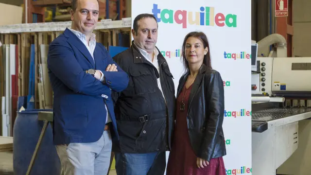 Alfonso Fernández, fundador de Taquillea, junto a Francisco José Peñas y Lorena Cucalón en las instalaciones de la marca en el polígono El Plano de María de Huerva