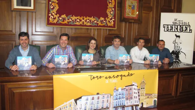 Presentación del libro sobre el toro ensogado en el Ayuntamiento de Teruel.