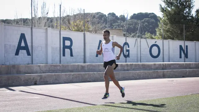 Juan Romero, en un entrenamiento en la pista de atletismo del colegio bilingüe Montearagón.