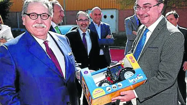 Manuel Teruel y el presidente con su regalo.