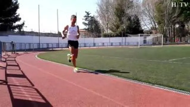 El atleta Juan Romero ha cruzado, este sábado la línea de salida de la pista del colegio Montearagón de Zaragoza con el objetivo de recorrer 200 km –1.000 vueltas–, en 24 horas, para batir la plusmarca de 2014 (193 km).