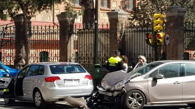 Aparatoso accidente sin consecuencias graves en la calle Miguel Servet de Zaragoza