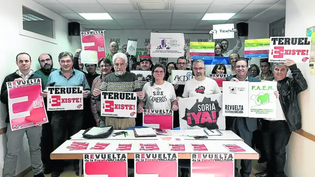 Delegados de Teruel Existe y otras plataformas convocantes, en la rueda de prensa de Madrid.