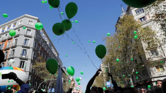 Centenares de personas se concentran en Madrid para mostrar su apoyo a la vida.