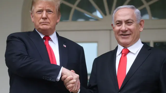 U.S. President Donald Trump shakes hands with Israel's Prime Minister Benjamin Netanyahu as they pose on the West Wing colonnade in the Rose Garden at the White House in Washington, U.S., March 25, 2019. REUTERS/Leah Millis [[[REUTERS VOCENTO]]] USA-ISRAEL/