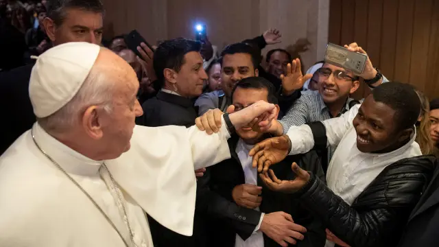 El papa Francisco y su extraña forma de rechazar el besamanos.