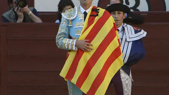 Serafín Marín hizo el paseíllo con barretina para reivindicar los toros en Cataluña.