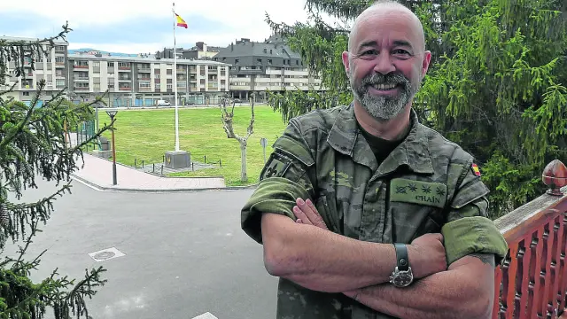 El coronel Chaín, en la Escuela Militar de Jaca que él dirige.