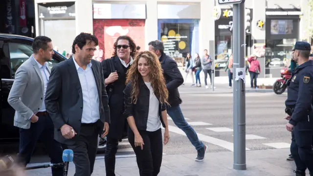 Shakira y Carlos Vives declaran tras ser acusados de plagio por 'La bicicleta'.