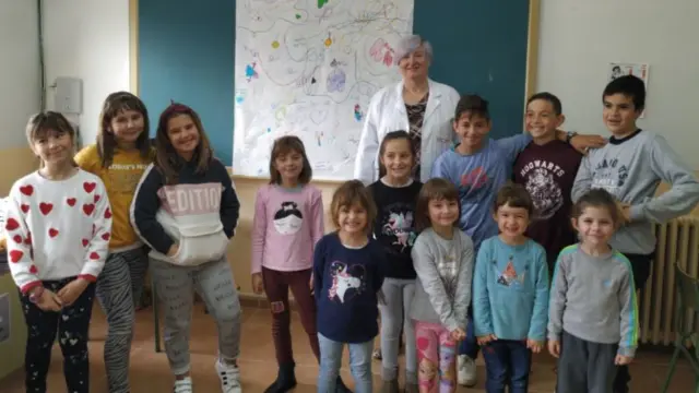 Los escolares de San Lorenzo del Flumen (de 3 a 12 años) con Pilar Gayán
