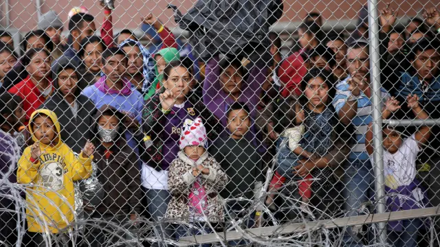 Central American migrants are seen inside an enclosure where they are being held by U.S. Customs and Border Protection (CBP), after crossing the border between Mexico and the United States illegaly and turning themselves in to request asylum, in El Paso, Texas, U.S. March 27, 2019. REUTERS/Jose Luis Gonzalez     TPX IMAGES OF THE DAY [[[REUTERS VOCENTO]]] USA-IMMIGRATION/BORDER