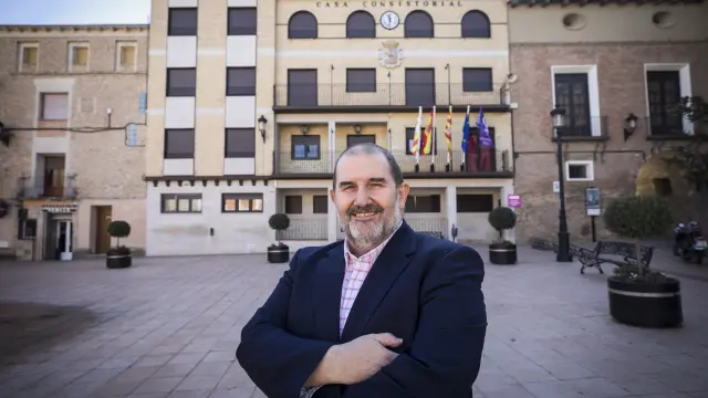 El alcalde de Pedrola, Felipe Ejido, posa frente a la fachada del Ayuntamiento.