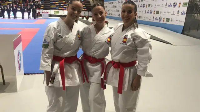 Marta Vega, Lidia Rodríguez y Raquel Roy, tras clasificarse para la final de kata equipos