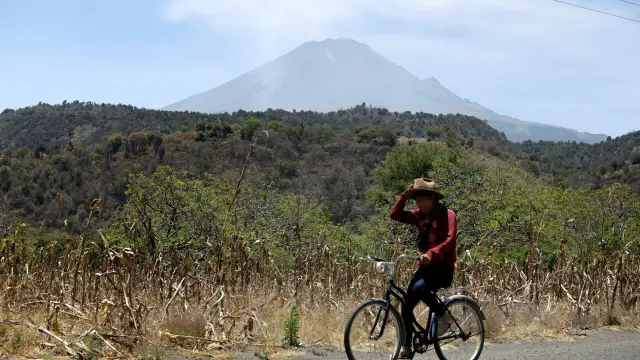 Miles de familias viven en las faldas del Popocatépetl
