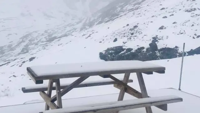 Imagen de la nevada caída hoy en el refugio de Góriz, a 2.200 metros.