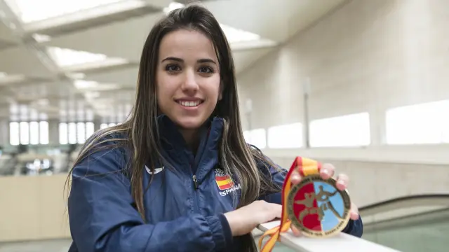 Raquel Roy con su medalla a su llegada a Zaragoza en la estación de Delicias.