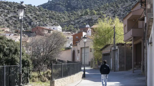 Para llegar a esta localidad en el sur de Teruel hay que pasar en algún momento por Valencia o Cuenca; la apuesta local es el turismo de naturaleza, con los Estrechos del río Ebrón como joya.