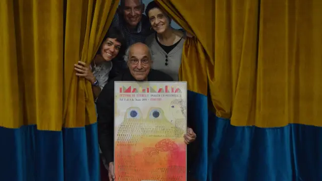 La ilustradora, el concejal de Cultura Juan Carlos García, y los directores artísticos, Paco Paricio y Pilar Amoros.