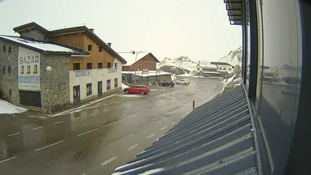 Imágenes de la nevada primaveral en el Pirineo.