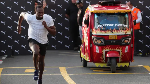 Usain Bolt dejó atrás al mototaxi desde el pistoletazo de salida.