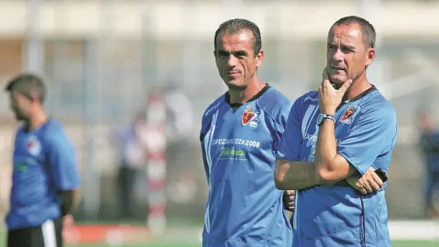 Víctor Fernández, junto a su segundo en 2007, José Luis Arjol (hoy director de metodología del club), en los días de aquel agosto de hace 12 años cuando visitó Cádiz por última vez como técnico blanquillo.