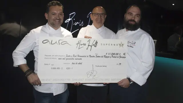 Iván Acedo, Santiago Sánchez y Víctor Gallego, con el cheque del dinero recaudado.