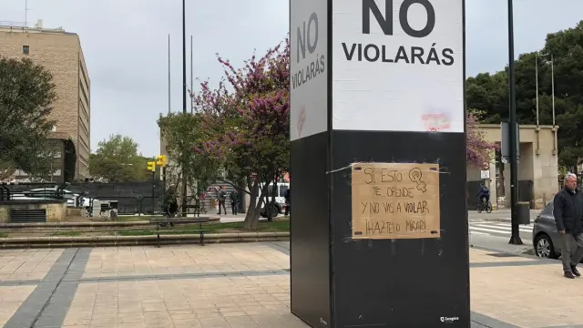 La obra "No violarás" instalada en la plaza de San Francisco de Zaragoza.