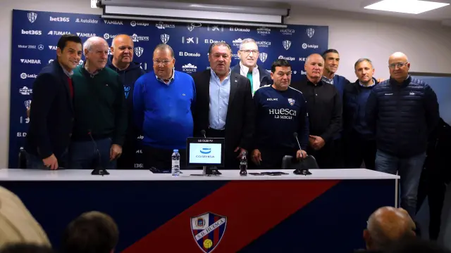 Miguel Avellanas, Agustín Lasaosa y Francisco, junto a varios exjugadores de la SD Huesca.