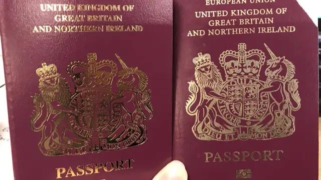 Los nuevos pasaportes del Reino Unido ya no incluyen las palabras "Unión Europea" en su portada.