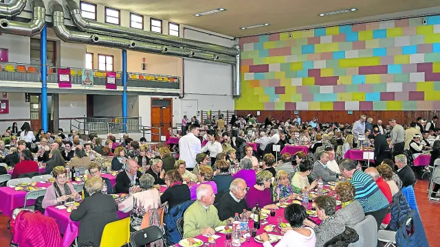 La jornada festiva culminó con una comida popular a la que asistieron más de 400 personas
