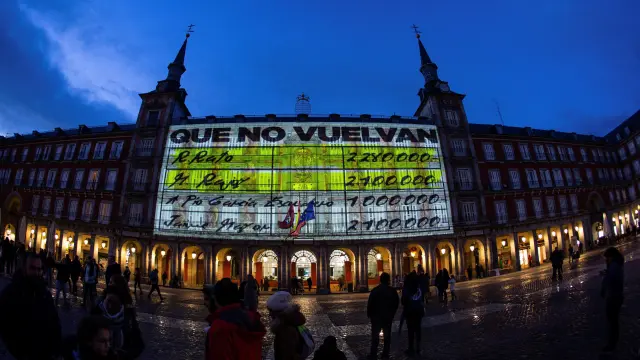 Proyección de un vídeo sobre los papeles de Bárcenas en la plaza Mayor de Madrid.