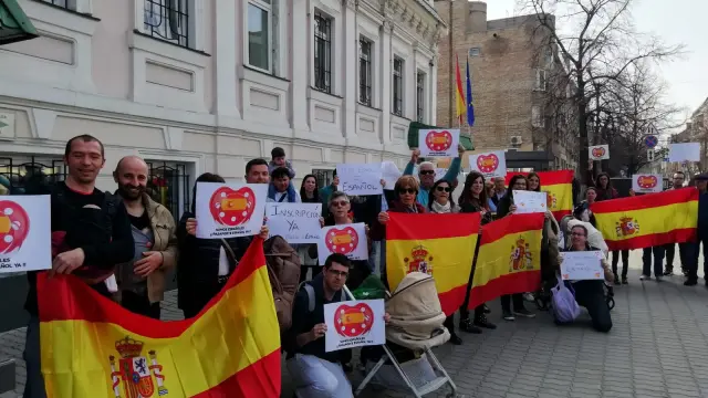 Concentración de las familias españolas este lunes frente a consulado español en Ucrania.