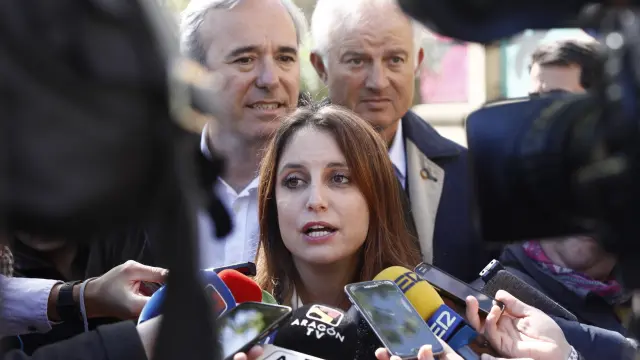 La dirigente del PP Andrea Ley, con los candidatos Jorge Azcón y Eloy Suárez, este martes, en Zaragoza.