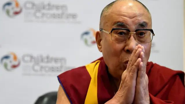 FILE PHOTO: Tibetan spiritual leader the Dalai Lama, Patron of Children in Crossfire, gestures during a press conference in Londonderry, Northern Ireland September 11, 2017. REUTERS/Clodagh Kilcoyne/File Photo [[[REUTERS VOCENTO]]]