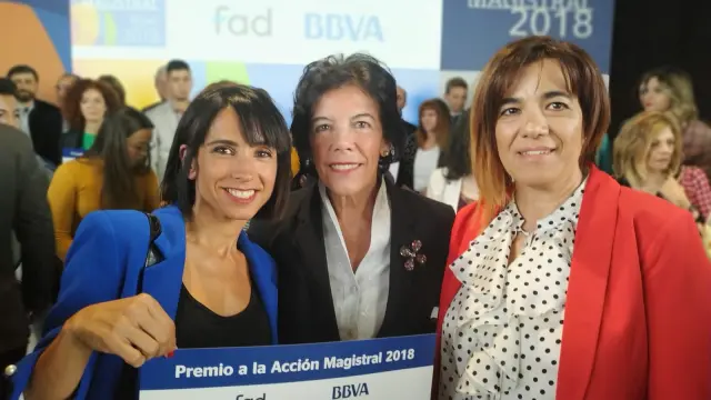 Elena García (a la izq) y Carmina Quesada (a la dcha), con la ministra de Educación, Isabel Celaá.