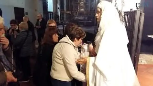 Varias personas ciegas afiliadas a la ONCE pudieron tocar y conocer en San Pablo la historia de las tallas procesionales de la cofradía del Silencio.