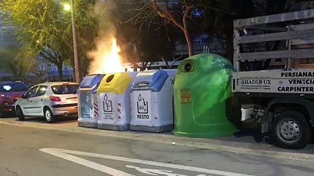 Contenedor ardiendo en una calle de Huesca.